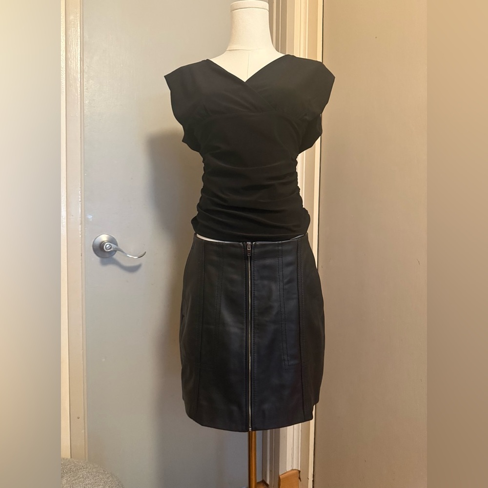 Reiss Daria Leather Zip-Front Mini Skirt – Black – Luxe Mini - Picture 3 of 9